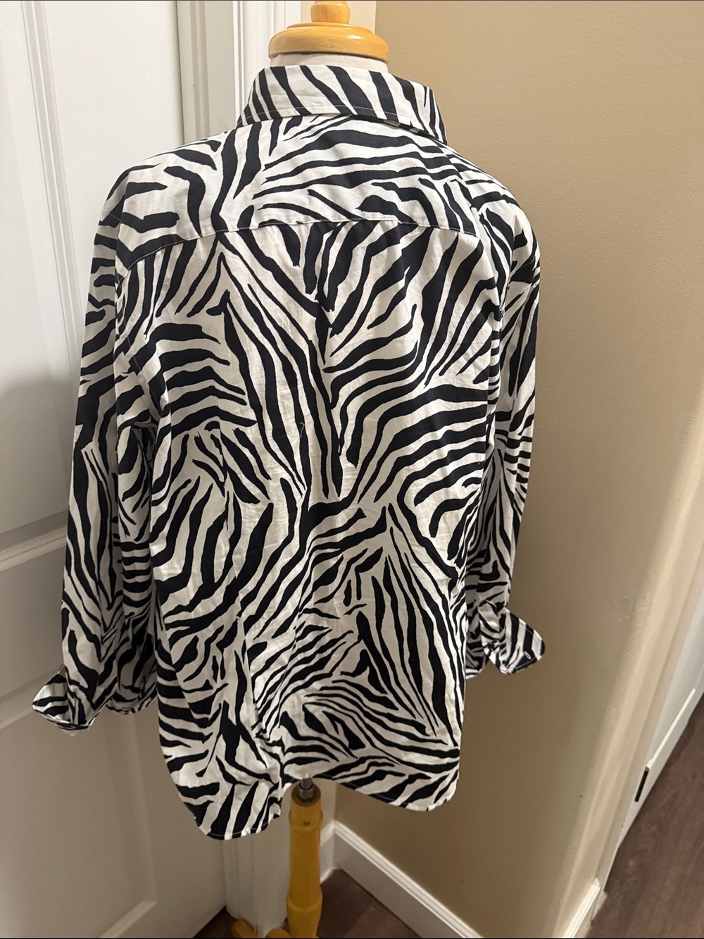 💯 cotton Chaps Black and White Zebra-Print Button Front Blouse - Picture 6 of 7